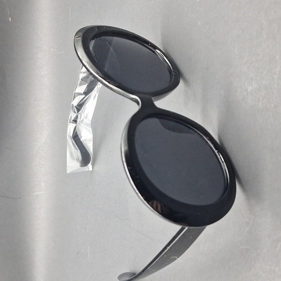 New Black Oversized Oval Sunglasses – Y2K Retro Style - Picture 4 of 9